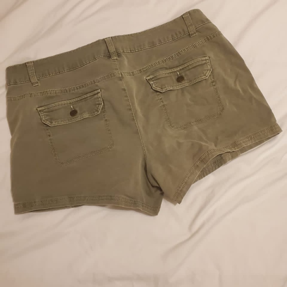 Shorts - Picture 3 of 3